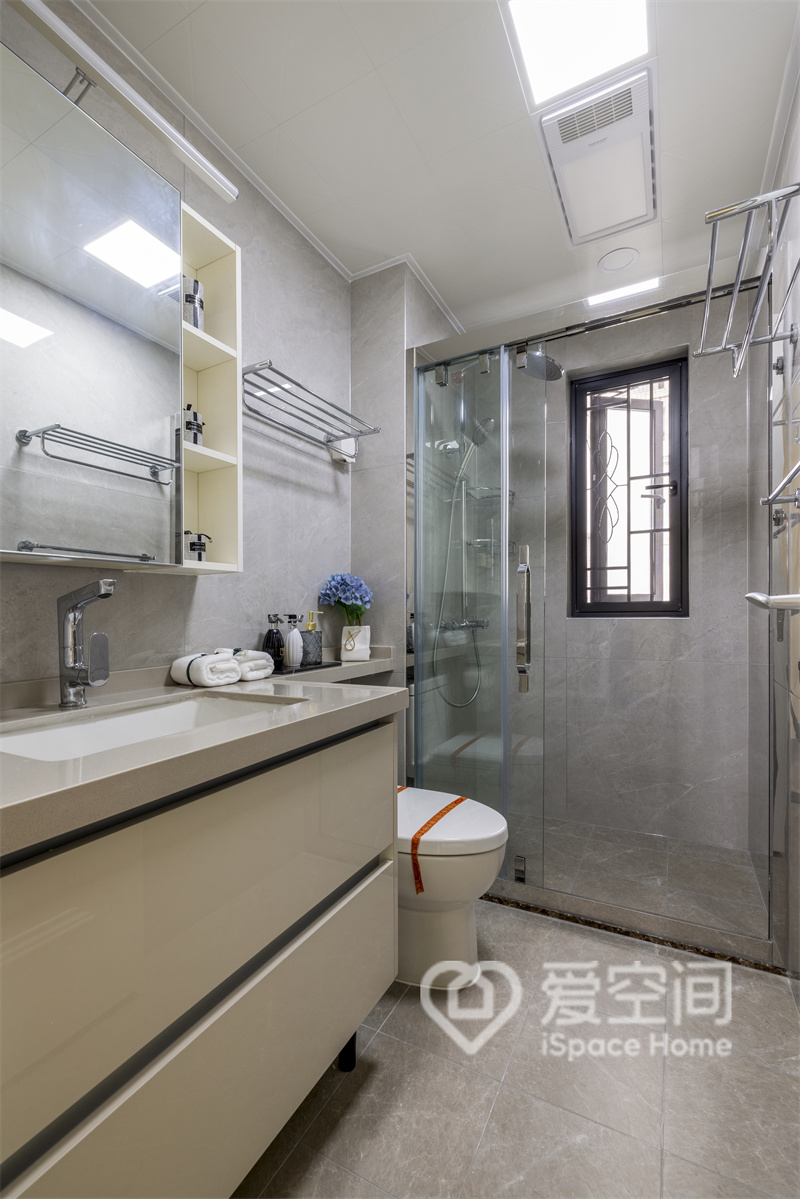 次卫同样选择了镜柜的设计，方便实用。盥洗台延伸设计，增加了物品摆放的空间，设计巧妙。