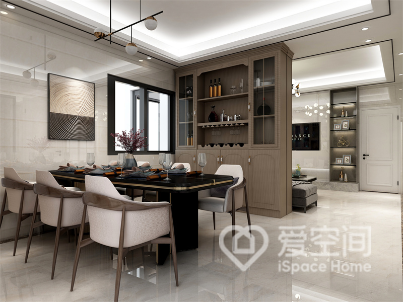 餐厅现代家具与餐边柜相映衬，吊灯、装饰画等元素空间静雅而不浮夸，大地色令空间不失温馨。