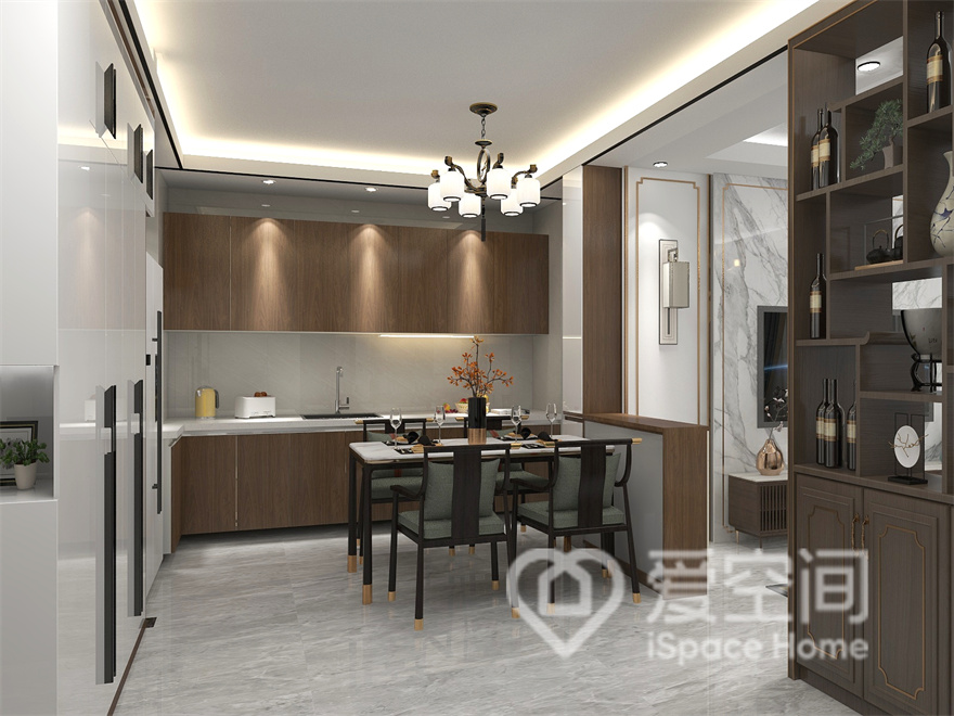 出餐一体化设计，厨房包裹餐厅，用餐氛围更具私密感，主灯与筒灯搭配，从而营造出优雅的用餐氛围。