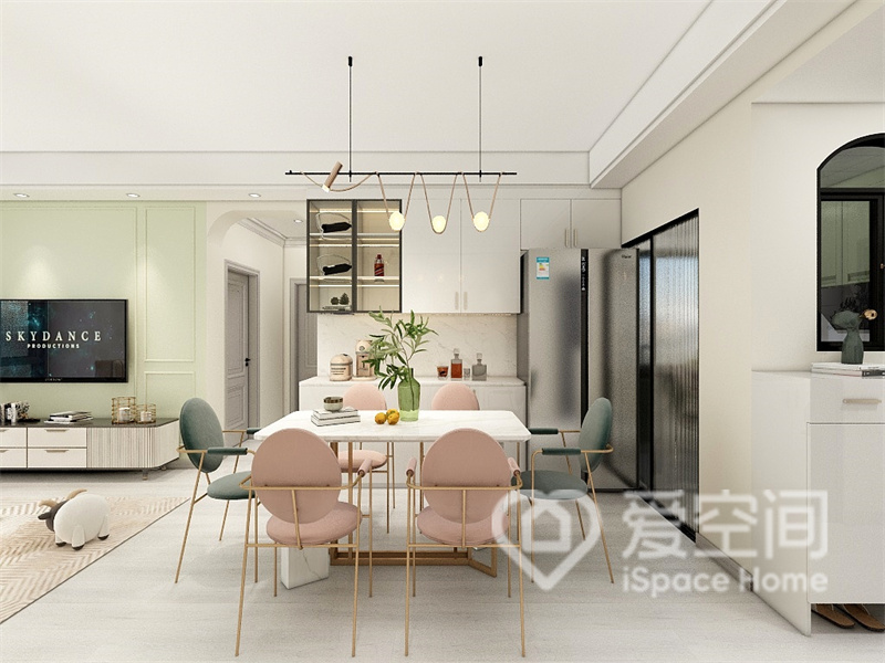 餐厅延续了客厅空间的色调，设计师运用简雅的粉灰色餐椅装饰其中，透露出业主对精致生活的追求。