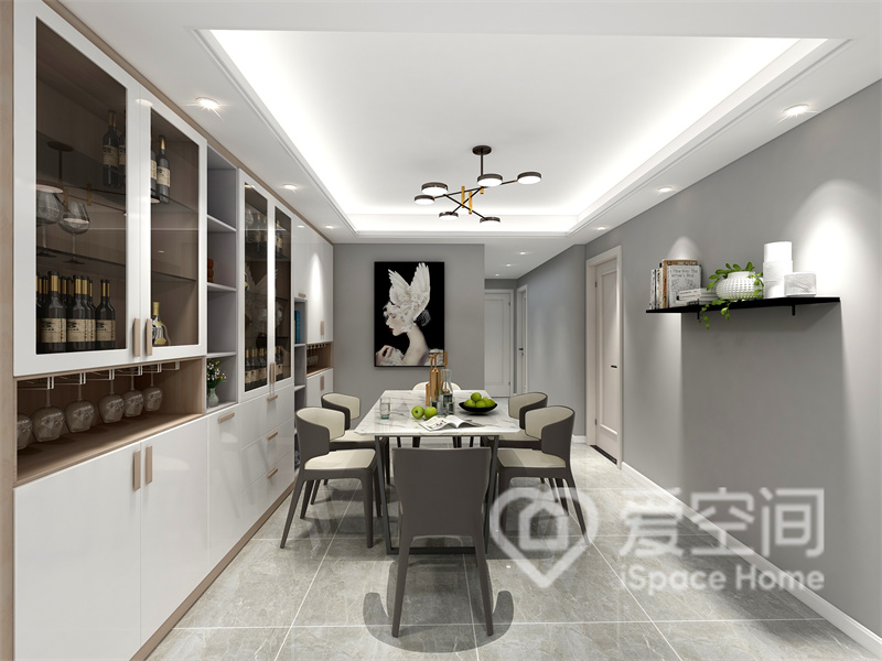 餐厅顶面的光源实现了多点扩散，看上去十分大气，餐桌椅造型利落，餐边柜储物功能十分强大。