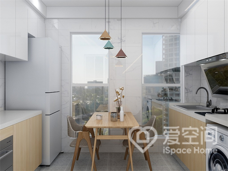 厨餐一体化设计，温润的木材家具构建起温馨的空间韵律，再加上舒适的动线设计，高级感十足。