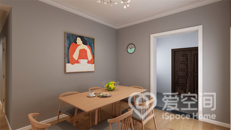 餐厅沿用灰色背景，原木家具在围合布局下，营造出温馨的家庭氛围感，艺术装饰画成为点睛之笔。