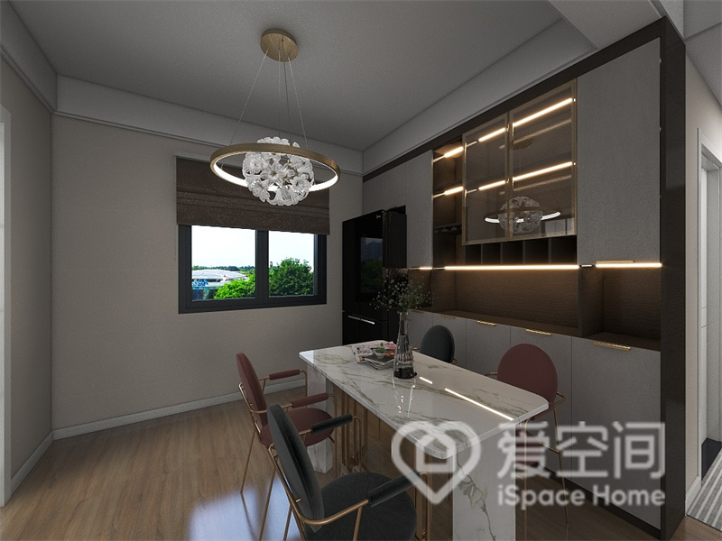 餐厅简约低奢，餐边柜的灯带衬托出空间中时尚气氛，时尚餐桌椅给空间增添了暖意，让整个空间更具轻奢感。