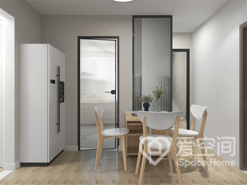 白色与原木色丰富了空间层次，营造出高雅温馨的用餐氛围感，为避免入户见厅的尴尬局面，空间中加入了玻璃隔断。