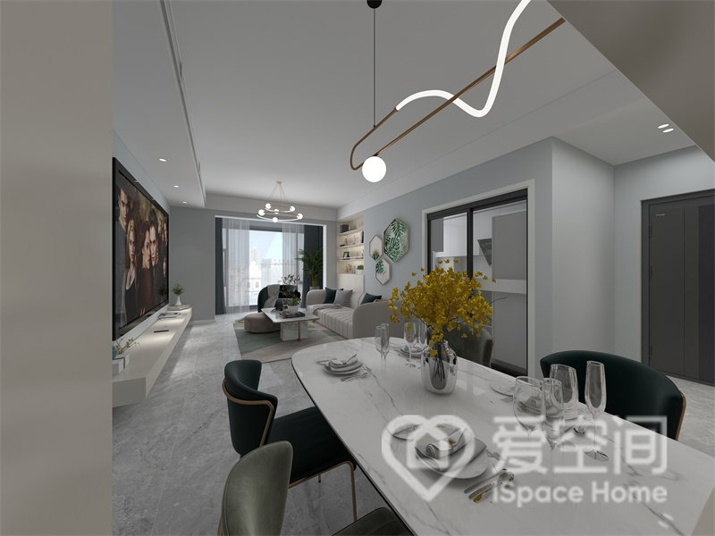 餐厅在客厅一侧，经典款餐桌椅围合式布局，灯具造型时尚，呈现出简练而温馨的用餐氛围。