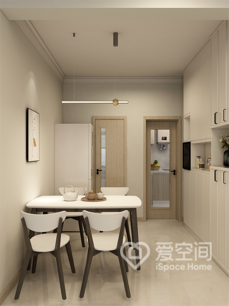 设计师运用米色为餐厅背景色，搭配白色餐桌椅，展现出独特而富有现代美感的用餐氛围。