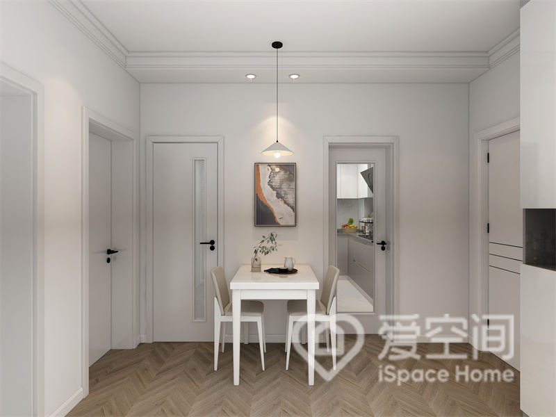 白色空间中，简雅的餐桌椅打造出优雅情调，在灯光与装饰画的烘托下，温馨的用餐氛围就此显现。
