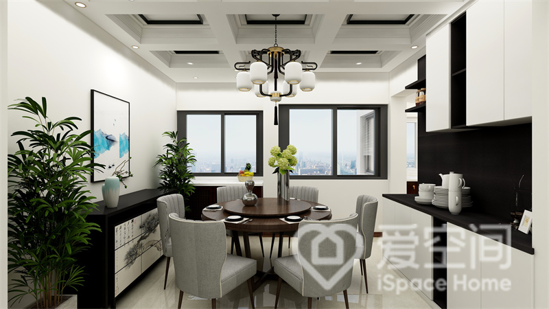 窗户为餐厅空间带来充足的光线，灰色餐椅配搭木质餐桌，突显出优雅的质感，衬托出用餐的温馨。