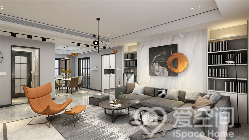 餐厅在客厅一侧，背景墙设计师运用了灰色铺陈，现代式餐椅跳跃而出，丰富了用餐空间。