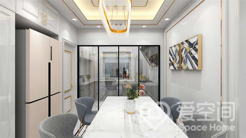 餐厅大气婉约，设计师通过材质的肌理展现出充满精致的用餐氛围，金属灯具提升了时尚魅力。
