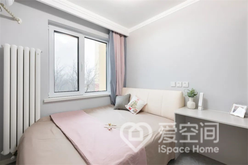 同样是以简单实用为主，定制的衣柜延伸出了一个小书桌，可以放东西，也可以加把椅子在这里办公，设计感油然而生。