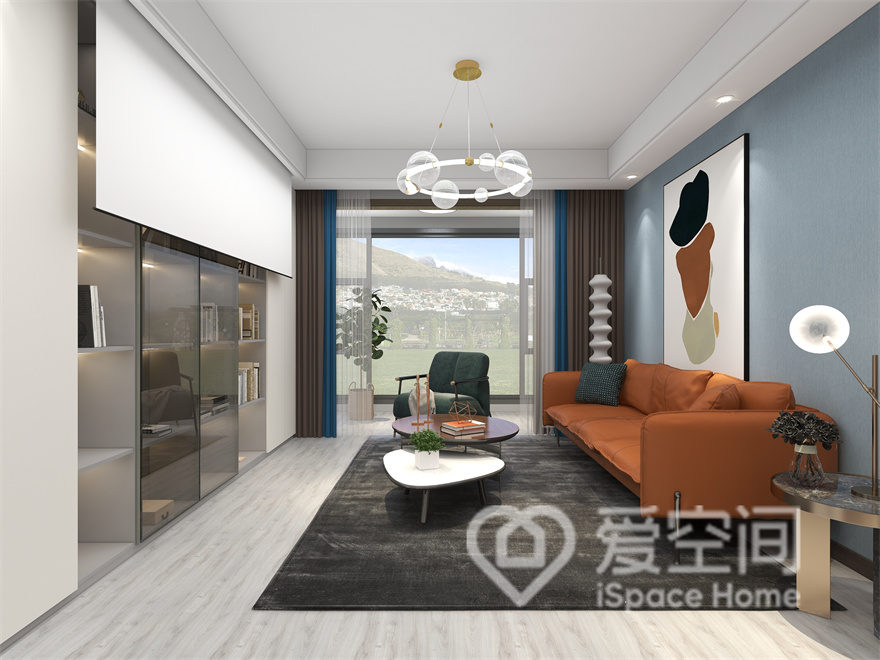 客厅地板颜色选了浅木色，与地毯形成颜色过度，蓝色背景墙与橘色沙发的色彩搭配没有违和感。