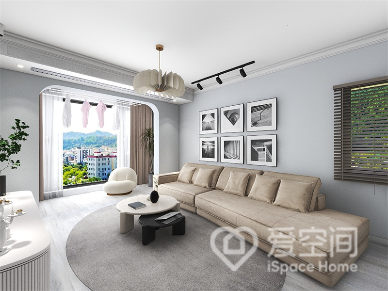 米色皮质沙发十分具有都市自然感，蓝色背景中加入黑白装饰画点缀，营造了一个舒适高雅的生活环境。