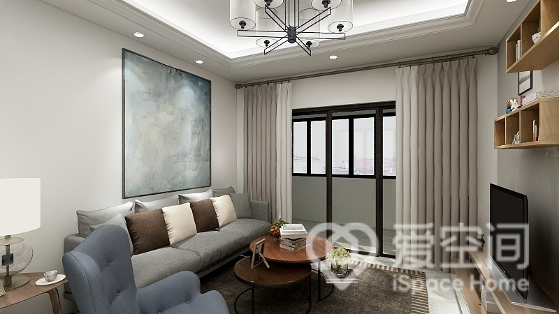 灰色布艺沙发搭配咖白色抱枕，塑造出都市围外，搭配低矮茶几、地毯和装饰画，构建出平静的空间氛围。