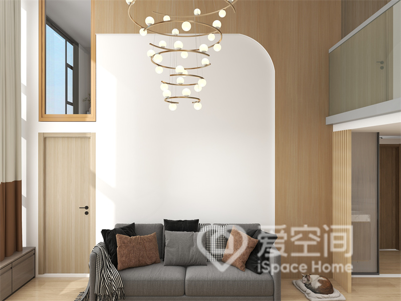 沙发是客厅里最大的家具，占据了很大的空间，背景墙在视觉上柔软舒适，拼色设计增加了层次感。