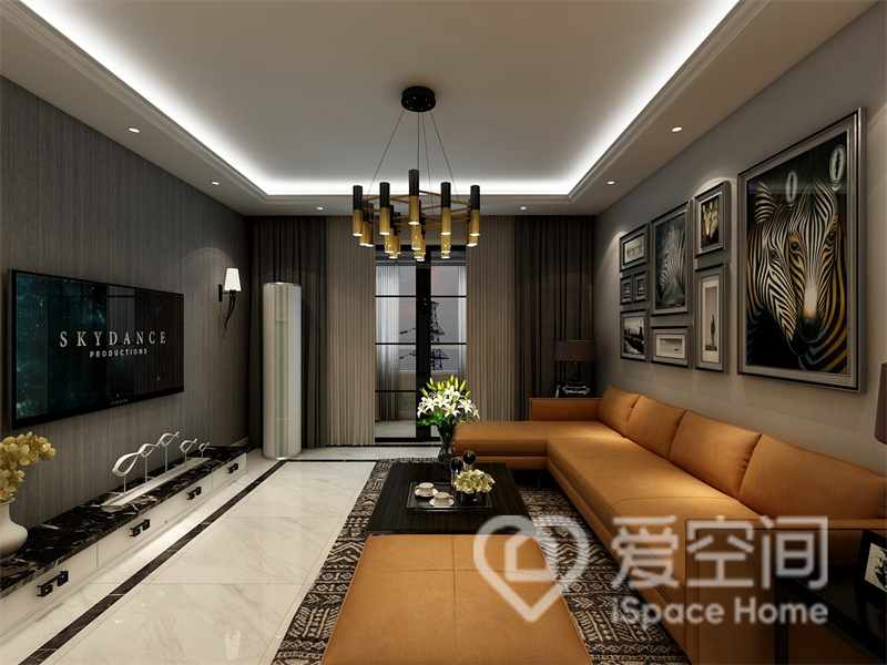 设计师利用灰色作为空间背景，焦糖色沙发点缀其中，为简约的客厅空间增添了一些舒适自然的氛围。