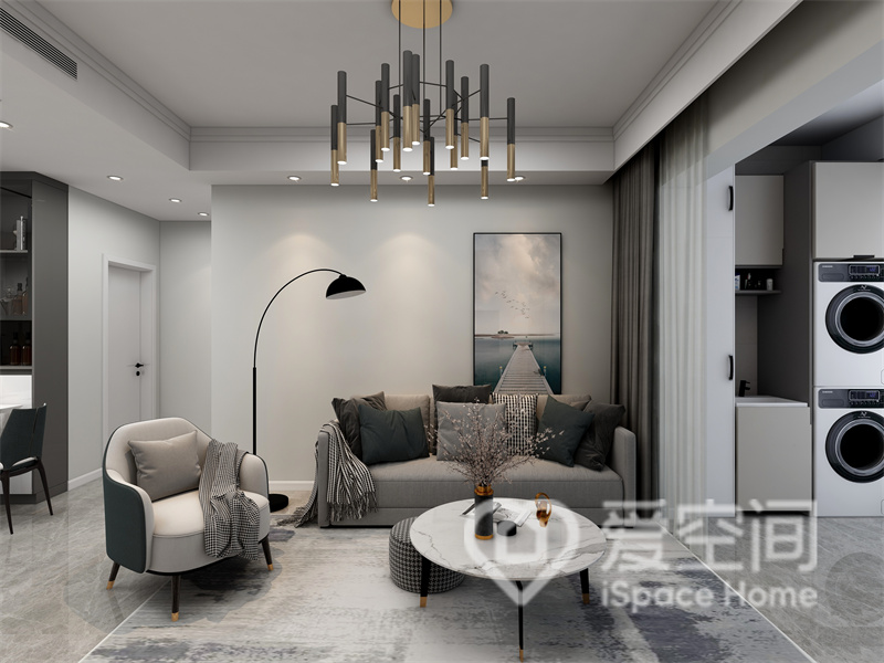 灰白系客厅高级雅致，落地灯与装饰画气质很搭，灰白调沙发和地毯共同构建出温馨的客厅氛围。