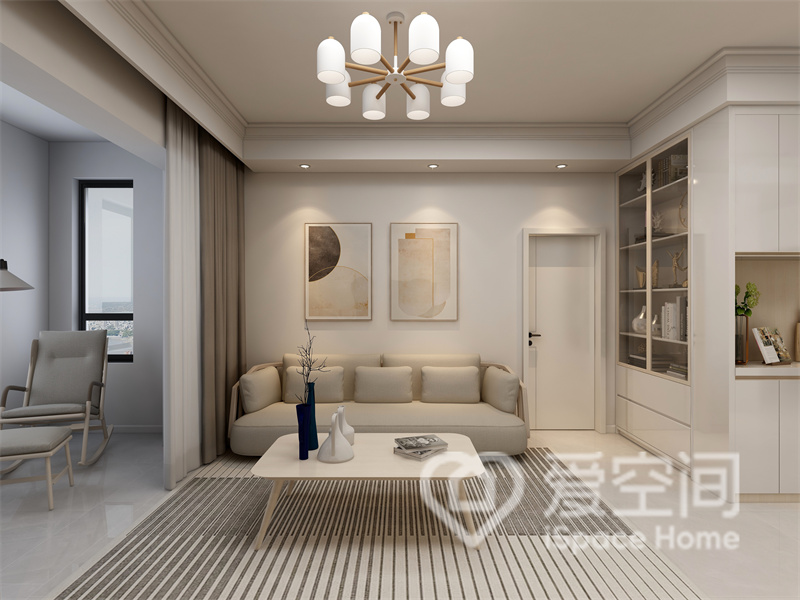 客厅以米色为背景，搭配舒雅温馨的现代家具点缀，在筒灯和吊灯的点缀下，在简约中打造出温馨的生活氛围。