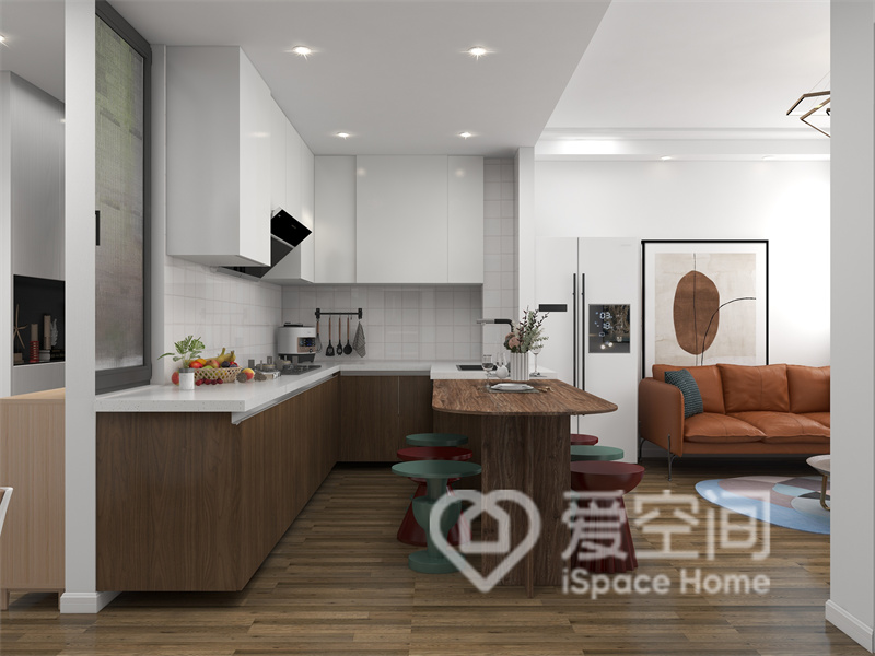 客厅、餐厅与厨房的布局一览无余，设计师利用线条勾勒出空间感，造了简洁舒适的客厅空间。