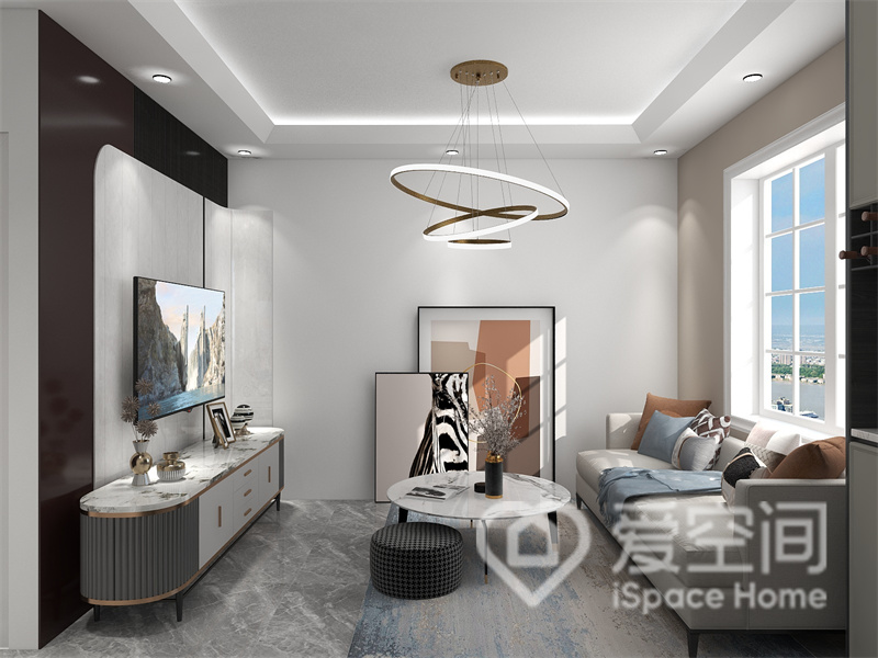客厅家具多为米白色，凸显出现代风格的温馨质感，装饰画、灯具和摆件增加了精致况味。