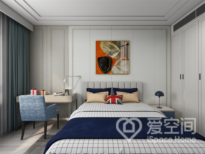 小面积的蓝色打破了白色硬装带来的沉闷感，装饰画自带时尚气息，装饰其中，亲子房前卫感呼之欲出。