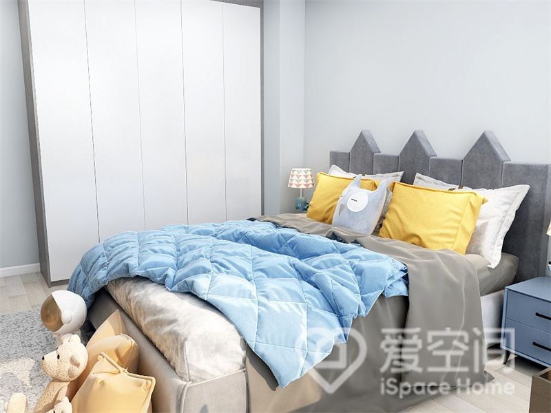 浅色空间开阔而大气，暖灰色床品高级而富有质感，加以黄蓝色元素点缀，塑造出充满治愈系的北欧气息。