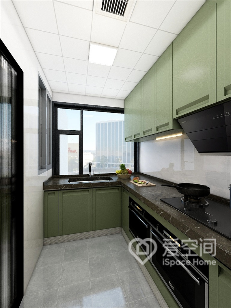 厨房追求色彩表现，绿色柜面展现出现代美学魅力，黑色操作台增添了空间的层次和个性。
