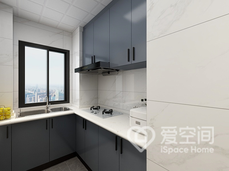 厨房选用整墙的全屋定制收纳柜，L型空间布局使空间的利用率得到提高，白色操作台增加了空间层次感。