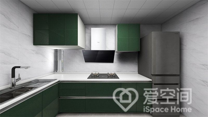 设计师以灰色大理石砖面作为厨房背景，并使用绿色橱柜作为填充，呈现出舒缓且艺术感的烹饪空间。