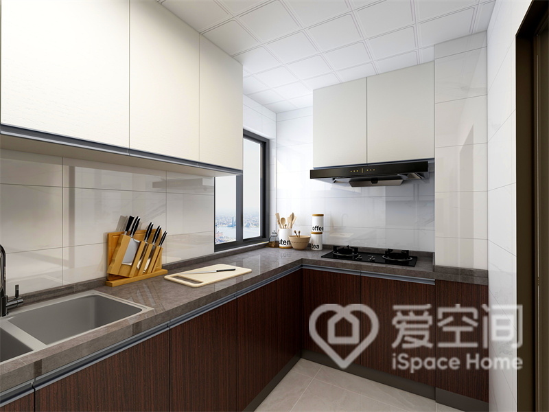 设计师采用L型厨房布局，橱柜与吊柜造型感十足，对撞色的搭配突出了空间的时尚氛围。