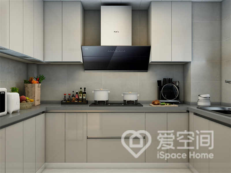 米白色橱柜与灰色操作台选用不同材料，相互搭配出层次美感，U型布局提升了空间利用率。