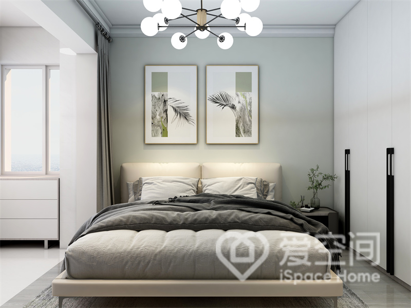 主卧的设计非常具有现代气息，浅绿色背景墙搭配清新挂画，构建出感性且充满艺术感的卧室氛围。