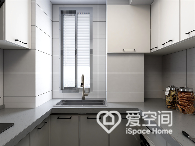厨房U型布局，满足现代风格高效实用的特点，奶白色柜面搭配灰色操作台，令人感受到理性的格调。