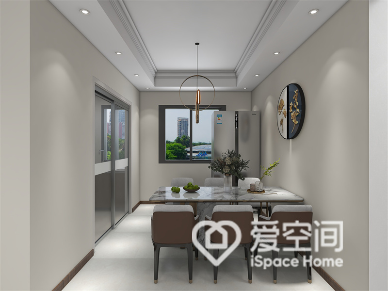 餐厅以简约舒适为主，餐桌椅兼具美观性与实用性兼具，装饰画与灯具展现出精致的视觉美感。