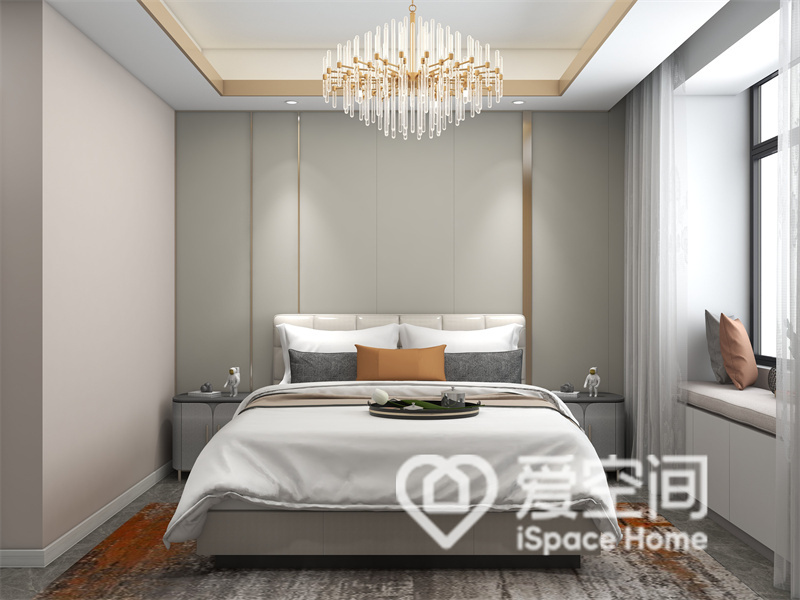 主卧护墙板线条感强，让房间充满了干练的质感，灰白色床品搭配，令卧室看起来更宽敞明亮。