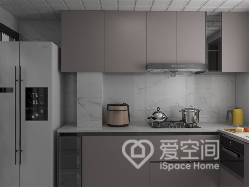 定制橱柜既实用又不失特色，米色柜面与白色背景形成撞色，融合在一起，起到了锦上添花般的效果。