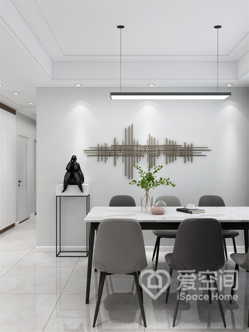 餐厅背景采用个性化装饰点缀，餐桌椅灰白搭配，注重家具颜色与主题风格的和谐统一，舒雅而大气。