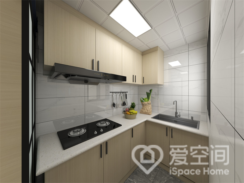 原木橱柜构建出厨房空间的宁静感，结合白色操作台，吊灯的设计，给空间增加了温馨的氛围。