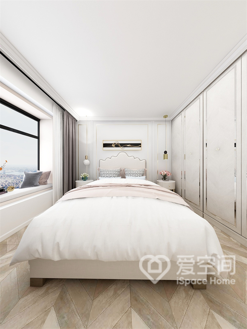 主卧没有过多的装饰与造型，白色床品温婉舒适，衣柜入墙设计，色调柔和，柜门装饰细腻。