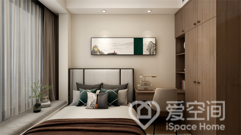 主卧米色背景细腻而温馨，衣柜构筑出实用的生活场景，满足储物的同时，也满足了办公写字的需求。