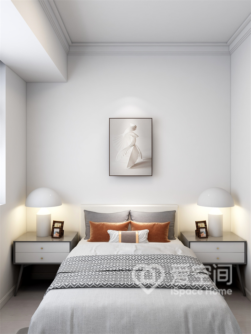 灰色调深营造出平和安静的居住环境，焦糖色抱枕有着抚慰情绪的力量，强化了次卧的精致氛围。