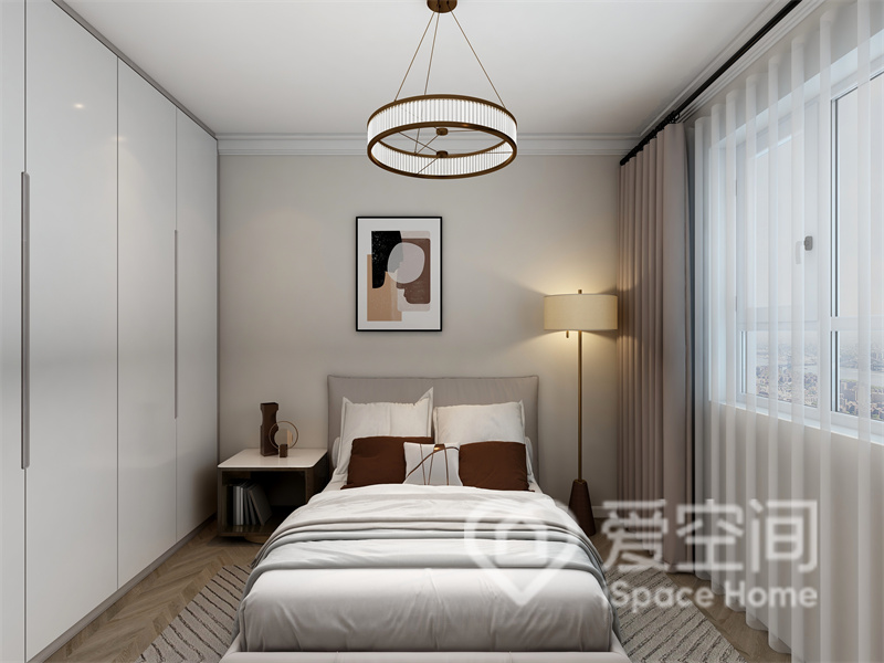 主卧无吊顶设计，配色上采用米黄色为背景色，搭配白色床品，胭脂红抱着强化了空间的高雅氛围。