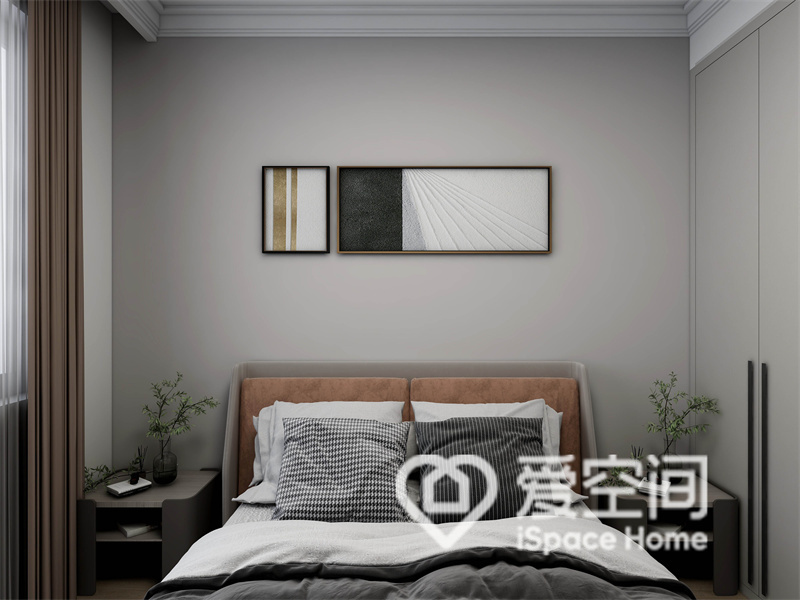 主卧背景空间中装饰画占据了一定的面积，橘色床体搭配灰白色床品设计，增添了空间的艺术气息。