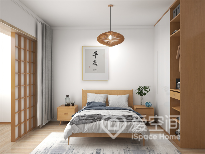 主卧整体无吊顶设计，家具方面以木质家具为主，装饰画、灯具和绿植的点缀，凸显出清幽的气质。