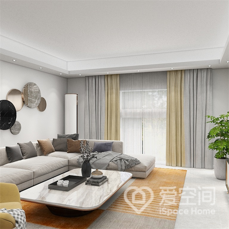 客厅以白色为底色，未设计吊灯，中间加入米白色布艺沙发和大理石茶几，整体朴质而大气。