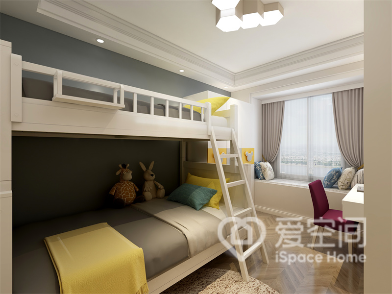 次卧沿用蓝色调为背景墙，为了满足孩子的生活学习需求，设计师放置了高低床，并打造出学习空间。