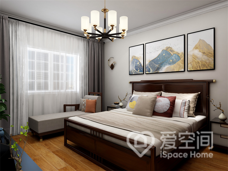 次卧背景以灰色为主，背景装饰画露出诗意之美，搭配实木家具以后，整个空间视觉备显明亮。