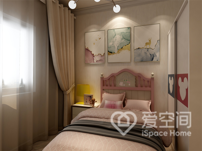 次卧配色温馨，照明富于变化，增添了室内美感，装饰画和卡通床诠释出业主对美的品味与追求。