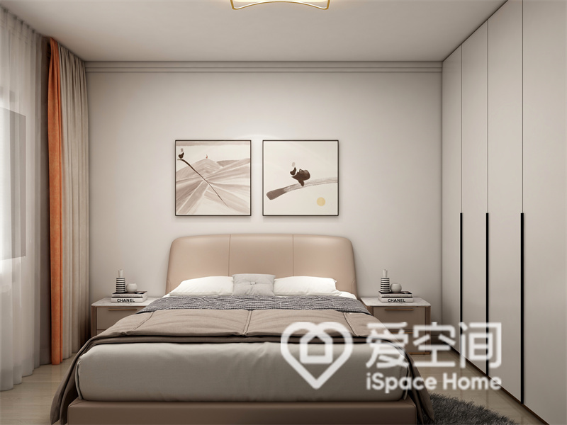 隐形衣柜提升了次卧空间的整体质感，装饰画和床头柜采用对称的手法设计，细节中展露出仪式美感。